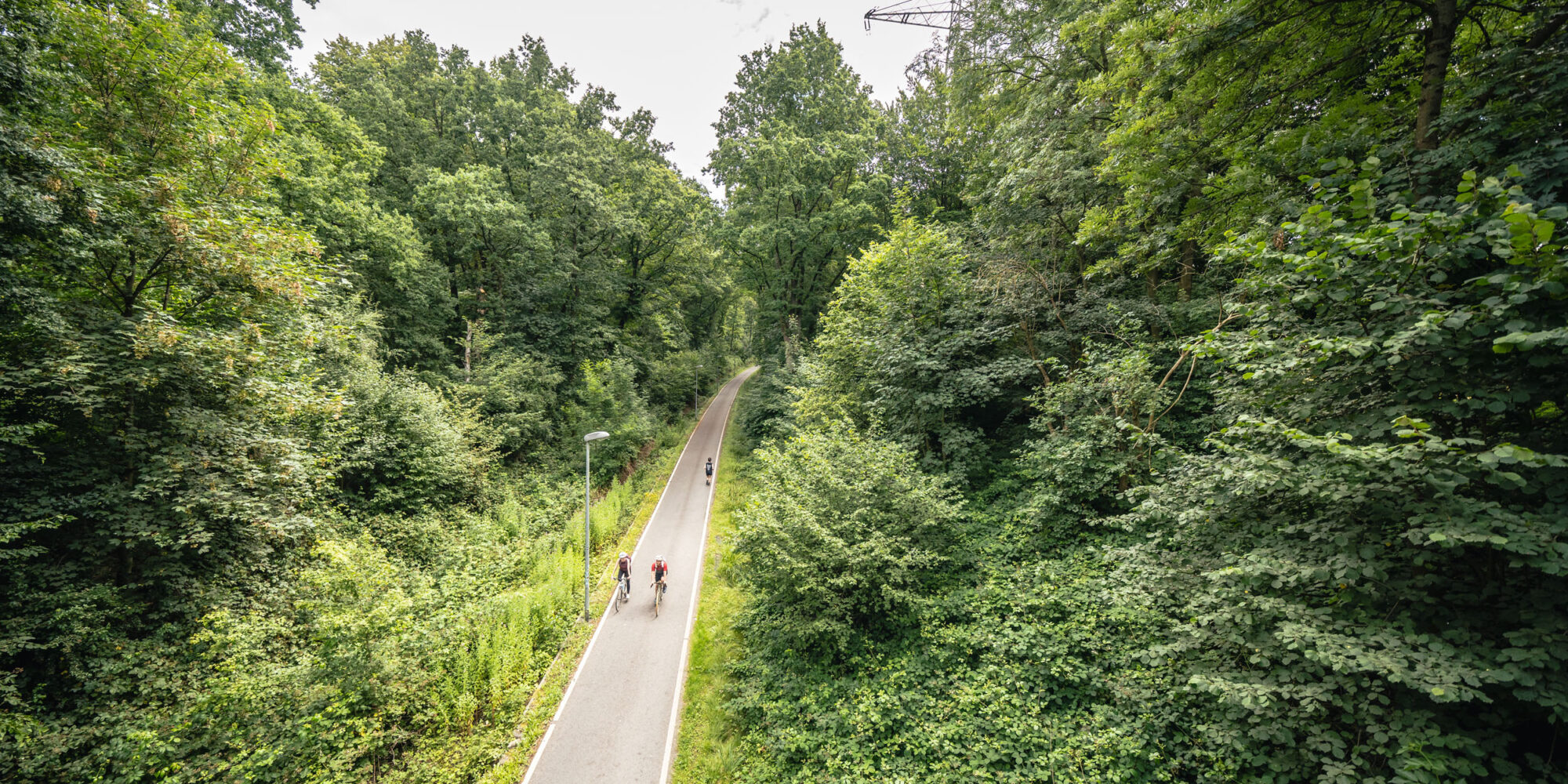 Das Foto zeigt Radfahrende auf der Springorumtrasse in Bochum auf der RevierRoute Bahngeschichte(n)