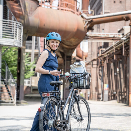 Das Foto zeigt Sabine Heinrich bei einer Radtour im Landschaftspark Duisburg-Nord