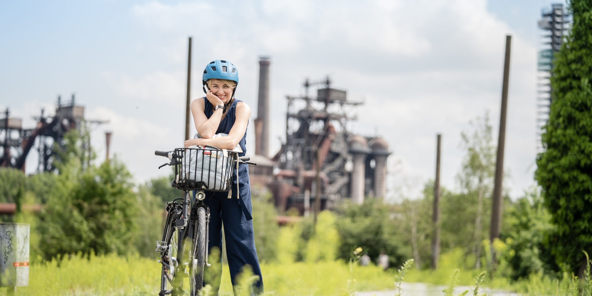 Das Foto zeigt Sabine Heinrich bei einer Radtour im Landschaftspark Duisburg-Nord