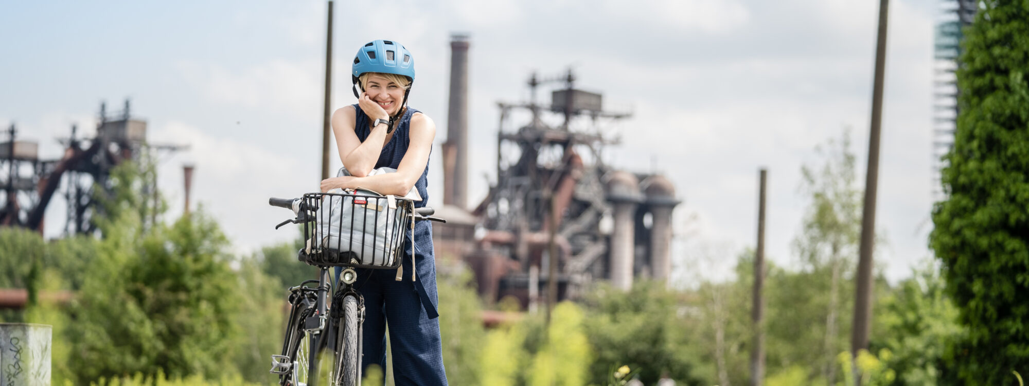 Das Foto zeigt Sabine Heinrich bei einer Radtour im Landschaftspark Duisburg-Nord