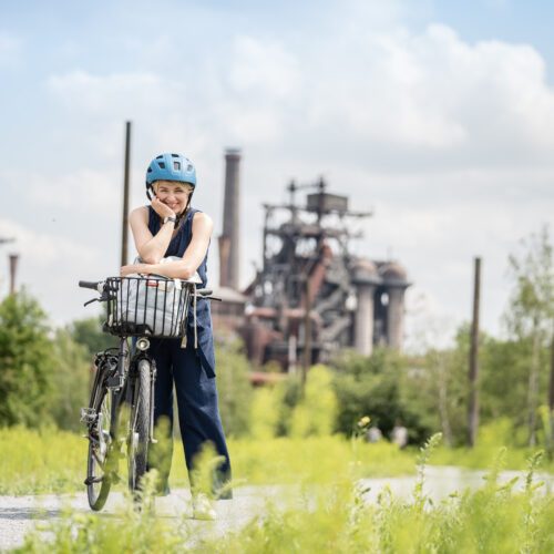 Das Foto zeigt Sabine Heinrich bei einer Radtour im Landschaftspark Duisburg-Nord