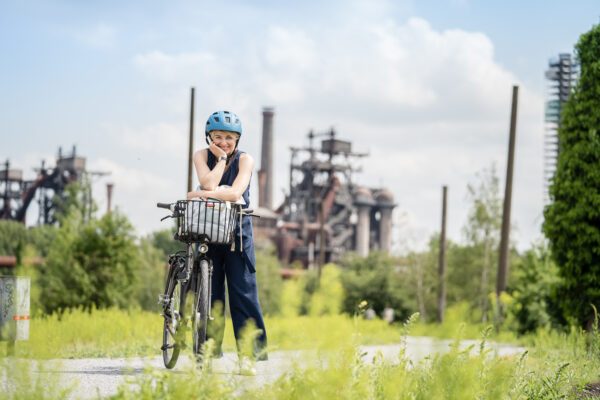 Das Foto zeigt Sabine Heinrich bei einer Radtour im Landschaftspark Duisburg-Nord