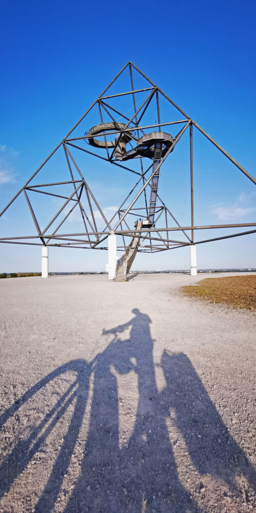 Das Foto zeigt den Schatten eines Radfahrers auf dem Tetraeder in Bottrop bei der RevierRoute Grubenfahrt