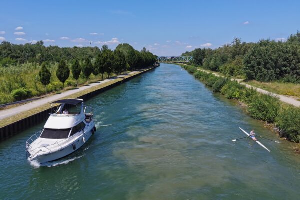 Das Foto zeigt den Radweg am Ufer des Dortmund-Ems-Kanals in Dortmund