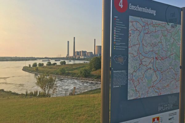 Das Foto zeigt die Emschermündung in Dinslaken, wo die Emscher in den Rhein mündet