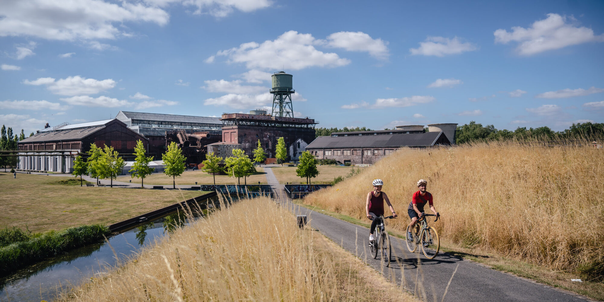 Das Foto zeigt Radfahrende im Westpark an der Jahrhunderthalle in Bochum