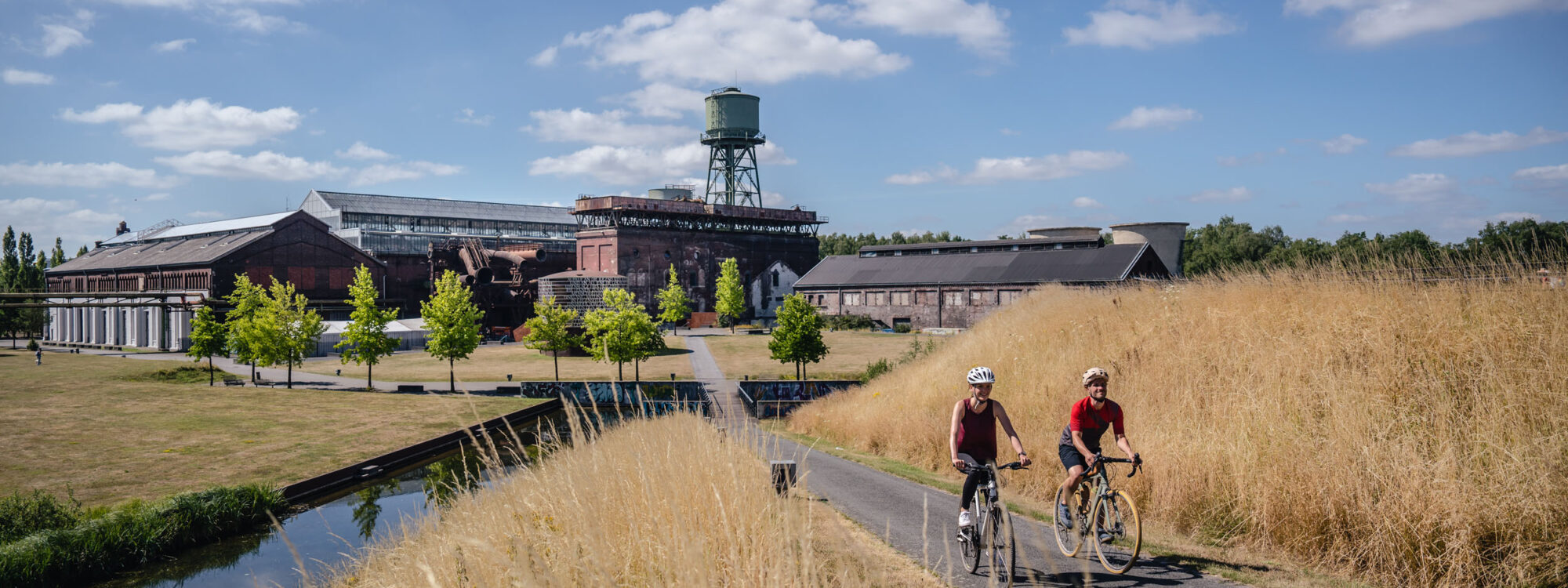 Das Foto zeigt Radfahrende im Westpark an der Jahrhunderthalle in Bochum