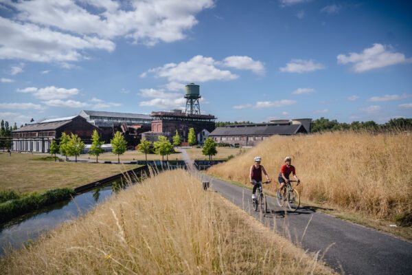 Das Foto zeigt Radfahrende im Westpark an der Jahrhunderthalle in Bochum