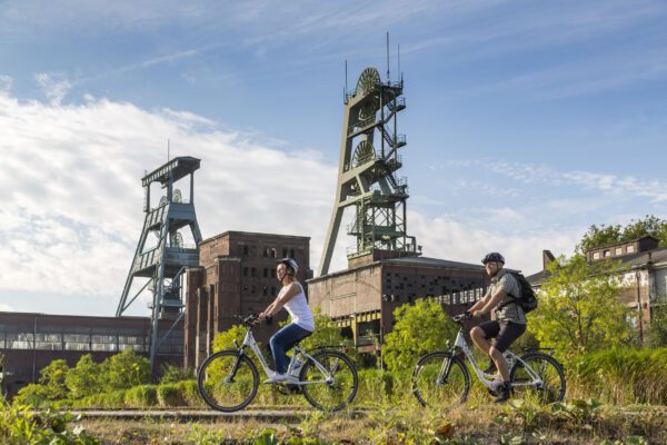 Das Foto zeigt Radfahrende an der Zeche Ewald in Herten