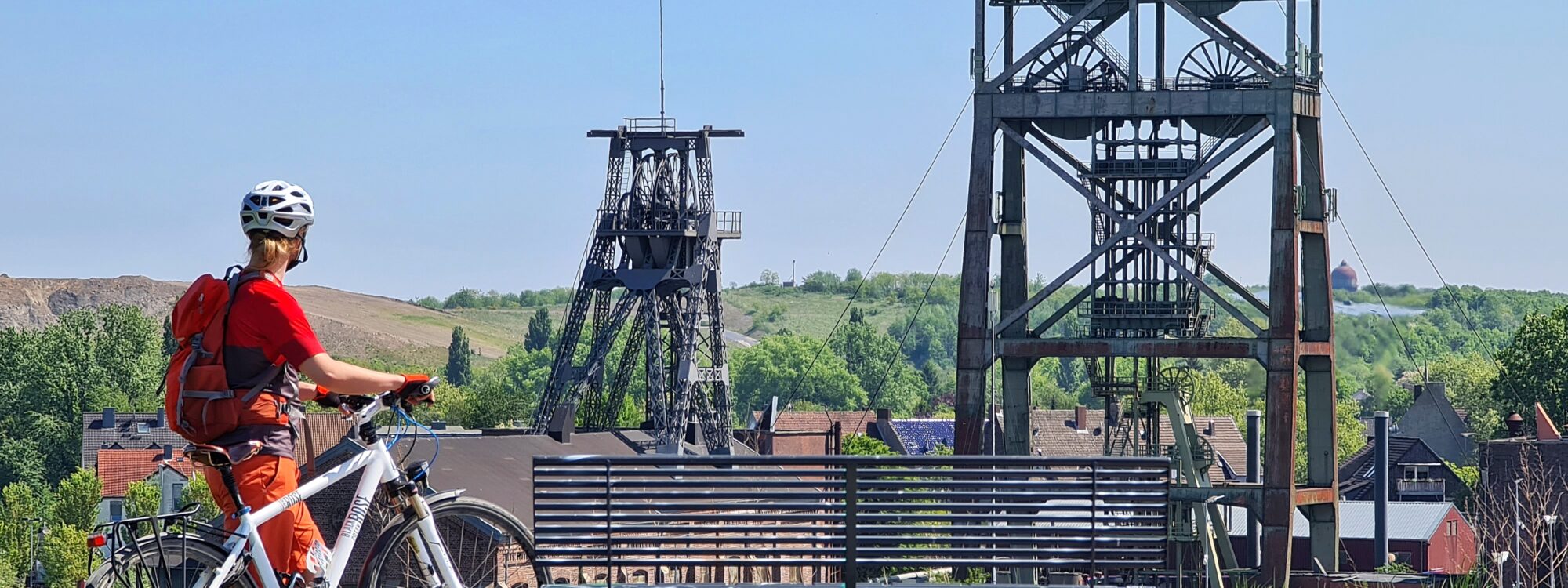 De foto toont een fietser bij de kolenmijn Gneisenau in Dortmund