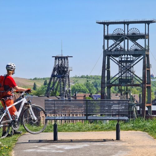 Das Foto zeigt einen Radfahrer an der Zeche Gneisenau in Dortmund