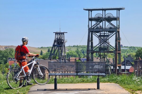 Das Foto zeigt einen Radfahrer an der Zeche Gneisenau in Dortmund