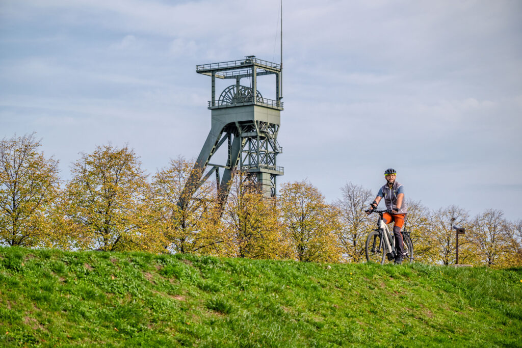 Das Foto zeigt einen Radfahrer an der Zeche Osterfeld in Oberhausen