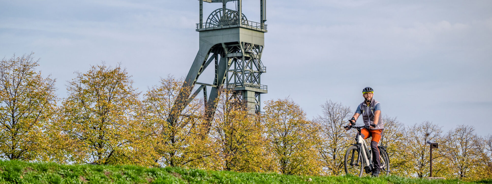 Das Foto zeigt einen Radfahrer an der Zeche Osterfeld in Oberhausen