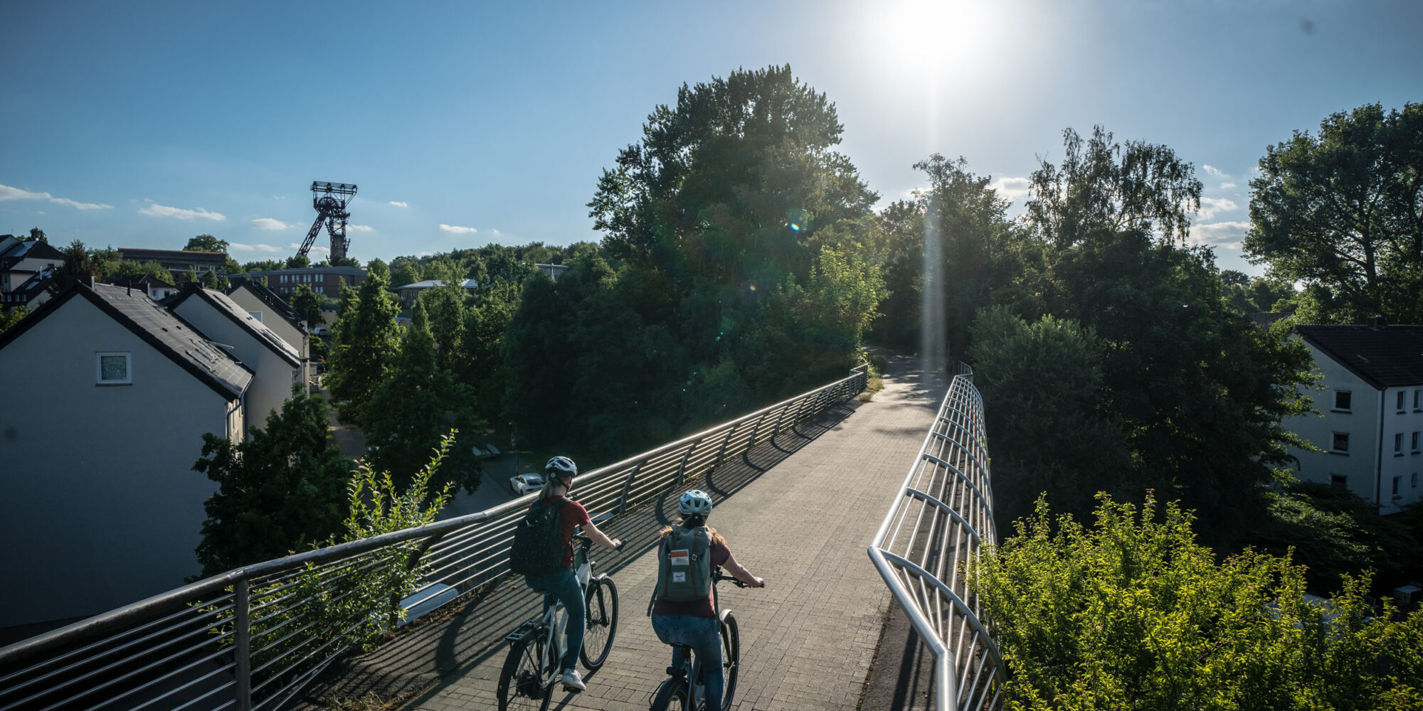 Das Foto zeigt zwei Radfahrerinnen auf dem Zollvereinwegi in Essen bei der RevierRoute Probierstück