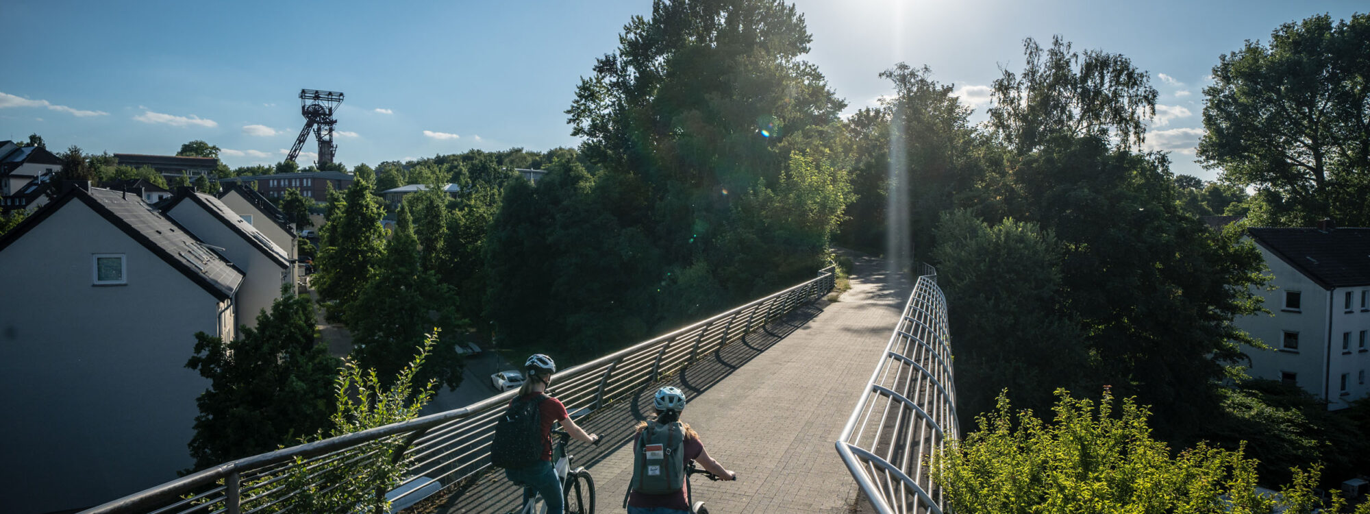 Das Foto zeigt zwei Radfahrerinnen auf dem Zollvereinwegi in Essen bei der RevierRoute Probierstück