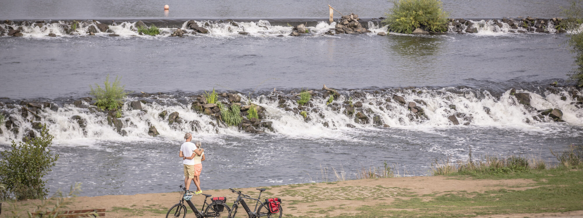 Das Foto zeigt Radfahrende auf dem RuhrtalRadweg an den Ruhrkaskaden in Hattingen