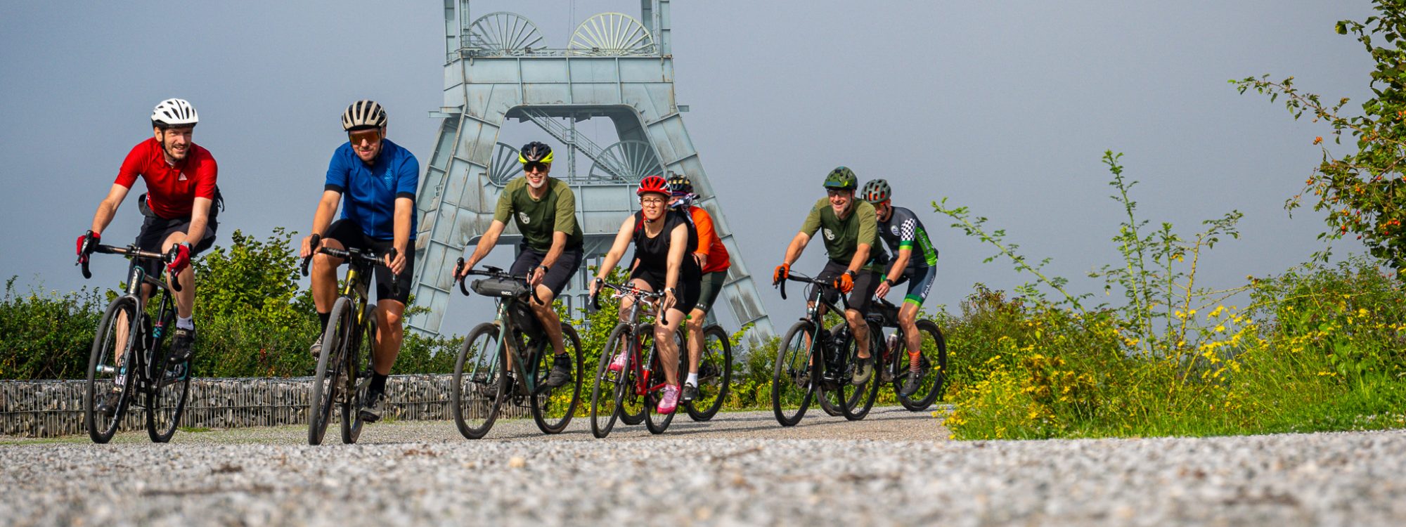 Das Foto zeigt eine Gruppe von Gravel Bikern bei der Vorbereitung auf die GRAVEL GAMES auf dem Geländer der Zeche Ewald in Herten