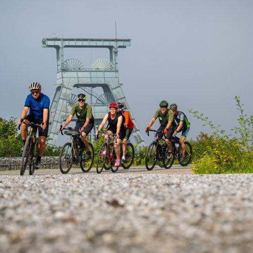 Das Foto zeigt eine Gruppe von Gravel Bikern auf dem Gelände der Zeche Ewald in Herten