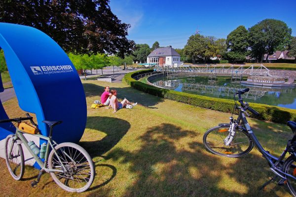 Das Foto zeigt zwei Radfahrende auf der Berne-Route im BernePark Bottrop