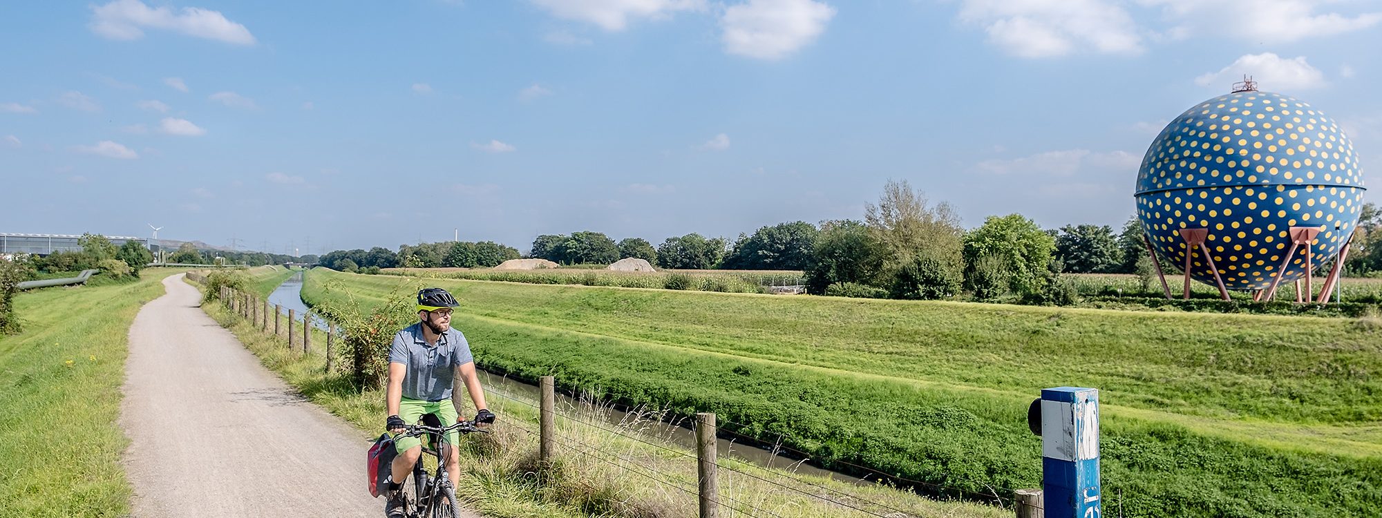 De foto toont een fietser op de Emscher Weg in Gelsenkirchen