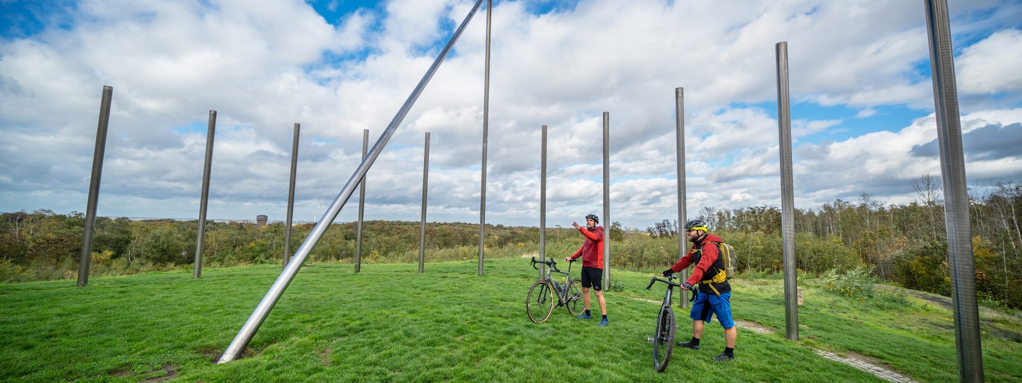 Das Foto zeigt Radfahrer auf der Halde Schwerin in Castrop-Rauxel beim Radeln der RevierRoute Bunte Tüte