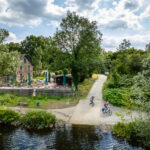 Das Foto zeigt Radfahrer auf dem RuhrtalRadweg am Fährhaus Rote Mühle in Essen
