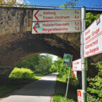 Das Foto zeigt die Stelle auf der Grugatrasse, an der man links Richtung Margarethenhöhe Essen abzweigt