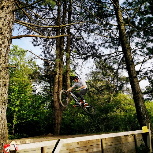 Das Foto zeigt einen Radfahrer auf seinem Mountainbike auf dem MTB Enduro-Trail auf der Halde Hoppenbruch