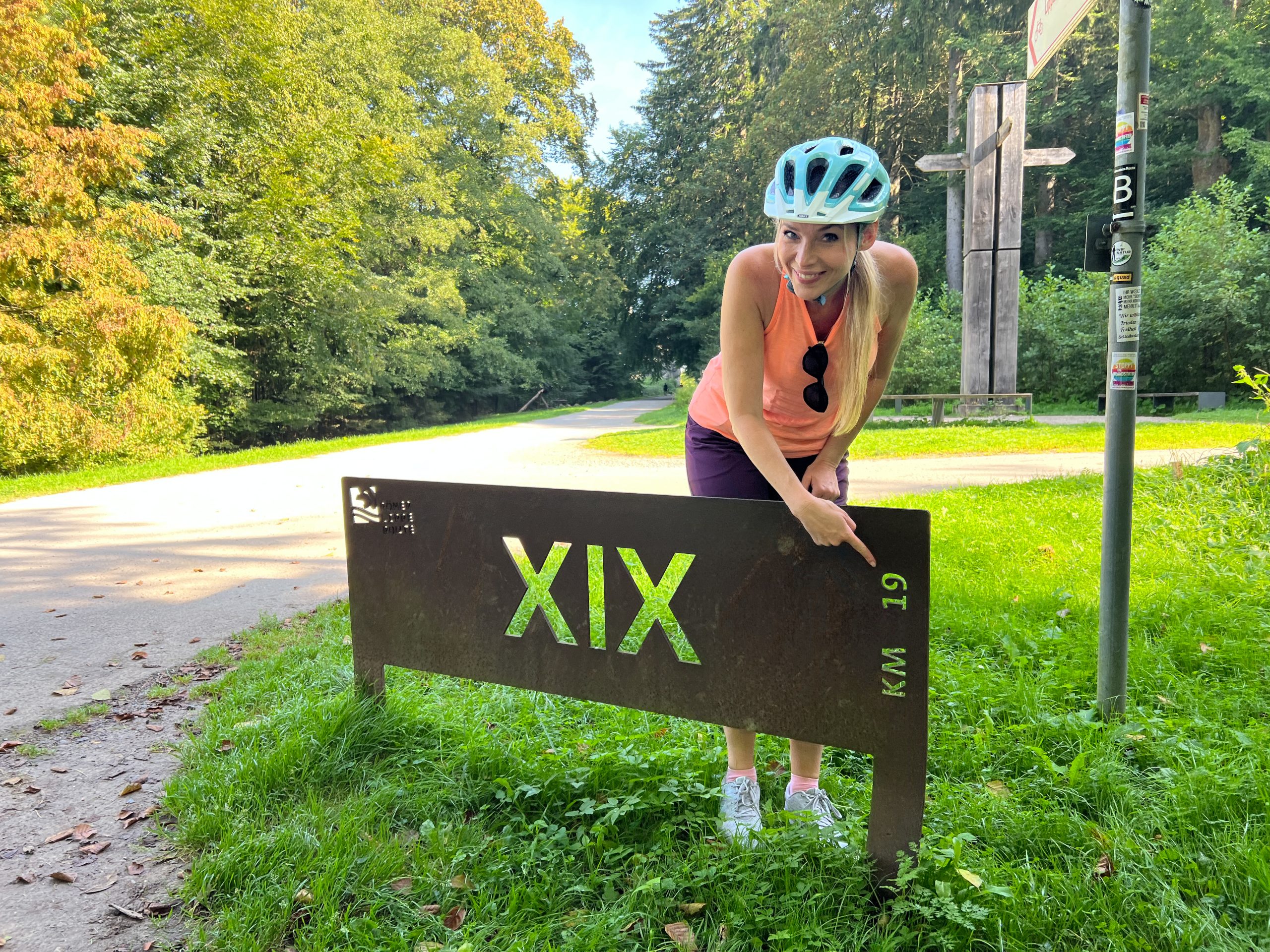 Das Foto zeigt Sandra an einer Kilometertafel auf der Römer-Lippe-Route
