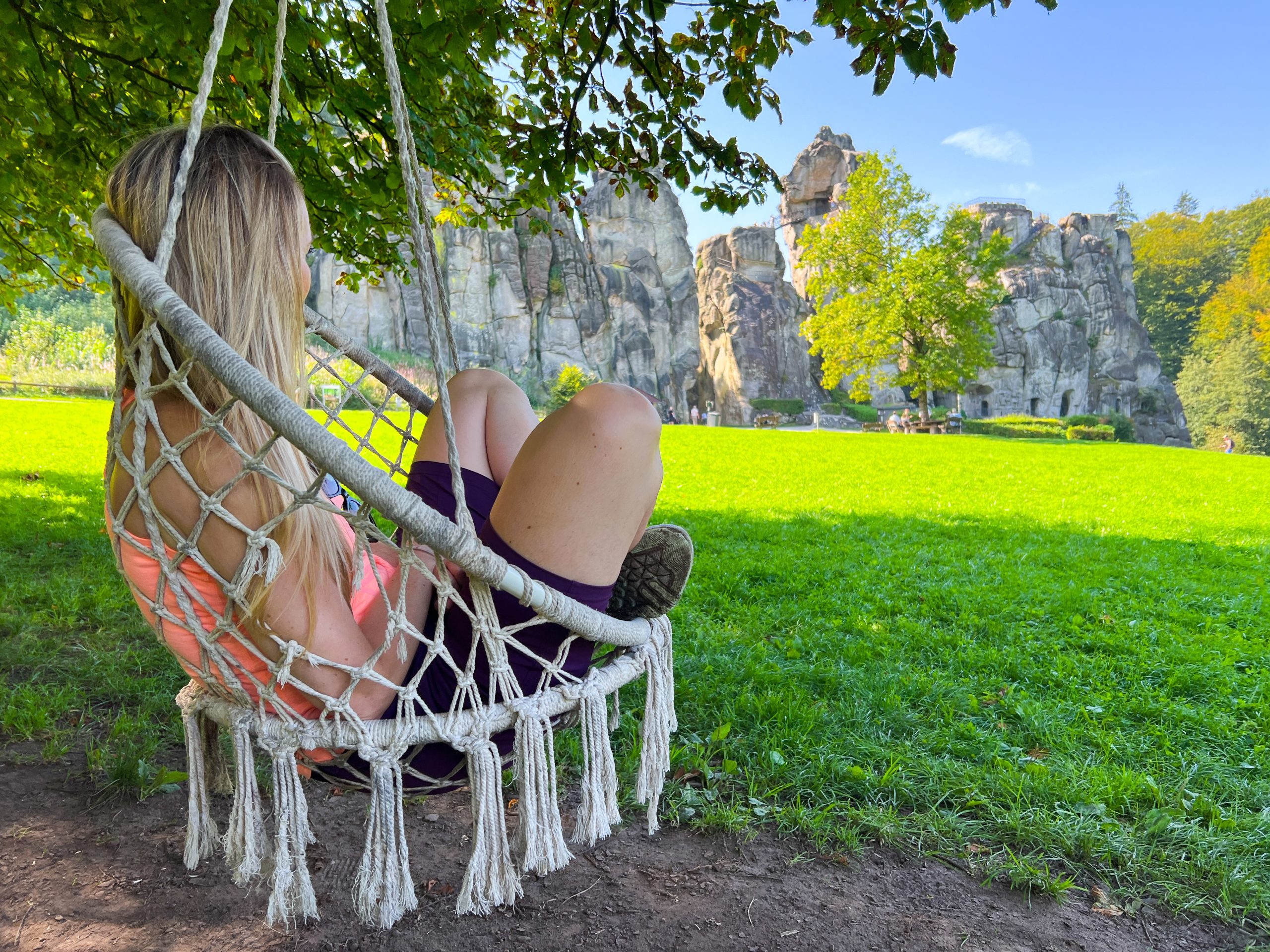 Das Foto zeigt Sandra an den Externsteinen an der Römer-Lippe-Route
