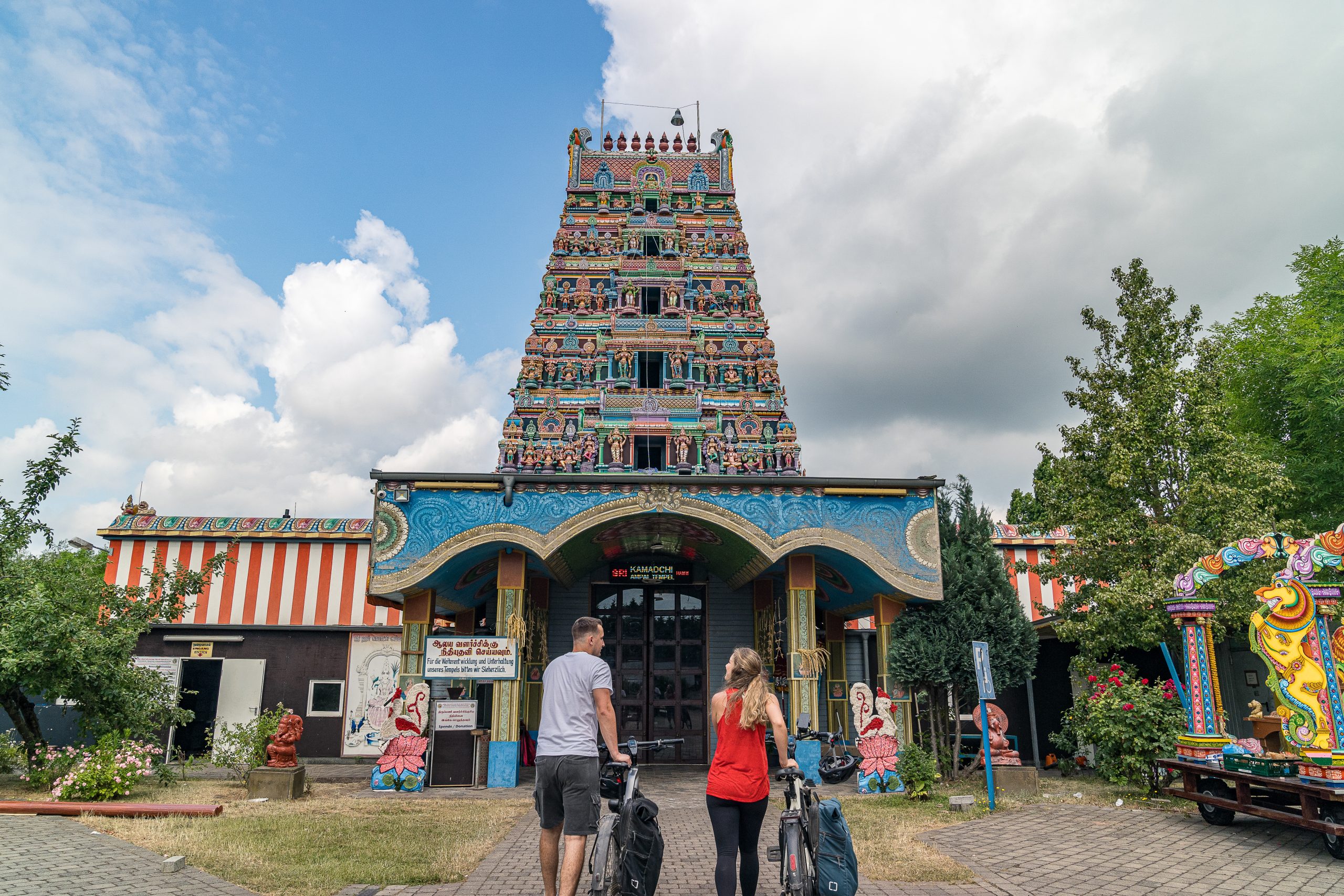 Das Foto zeigt Radfahrer am Hindutempel in Hamm an der Römer-Lippe-Route