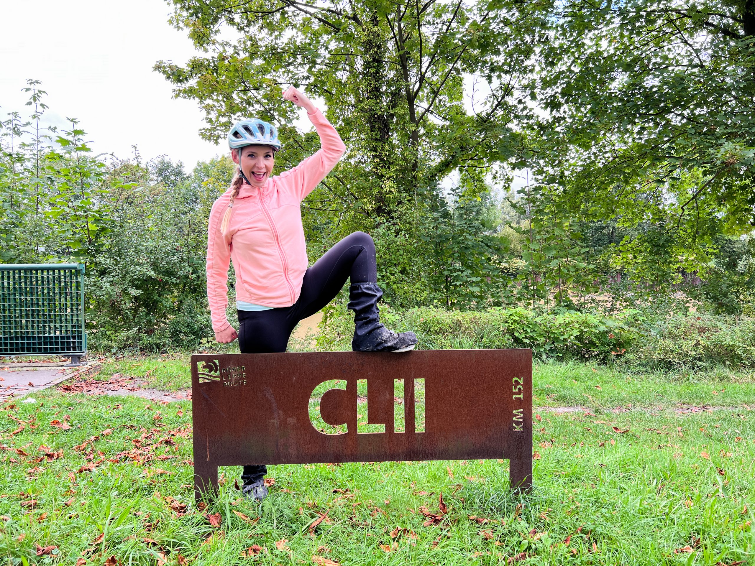 Das Foto zeigt Sandra an einer Kilometertafel auf der Römer-Lippe-Route