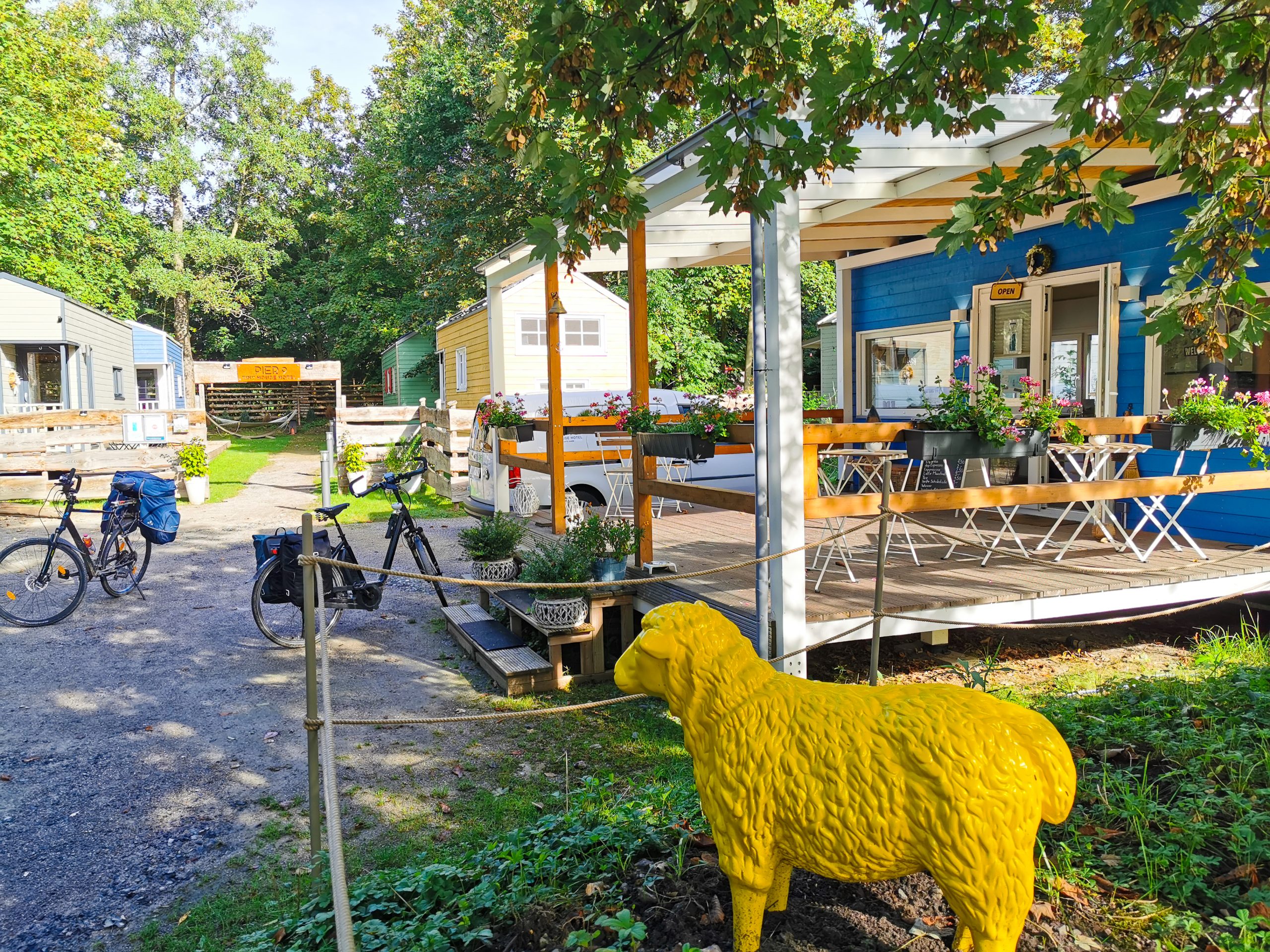 Das Foto zeigt das Tinyhouse Hotel Pier 9 in Hamm an der Römer-Lippe-Route