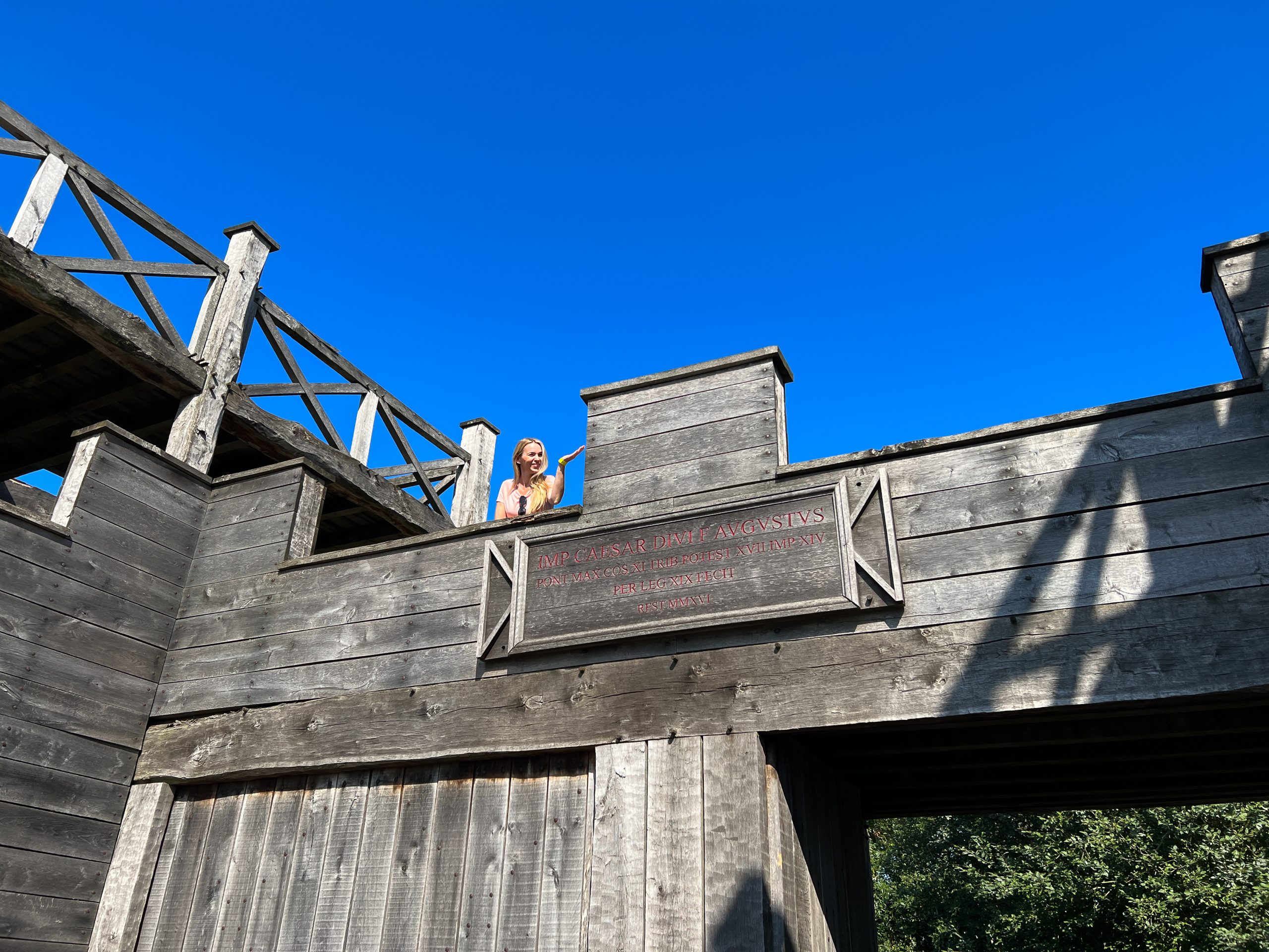 Das Foto zeigt Sandra im Römermuseum in Haltern am See an der Römer-Lippe-Route