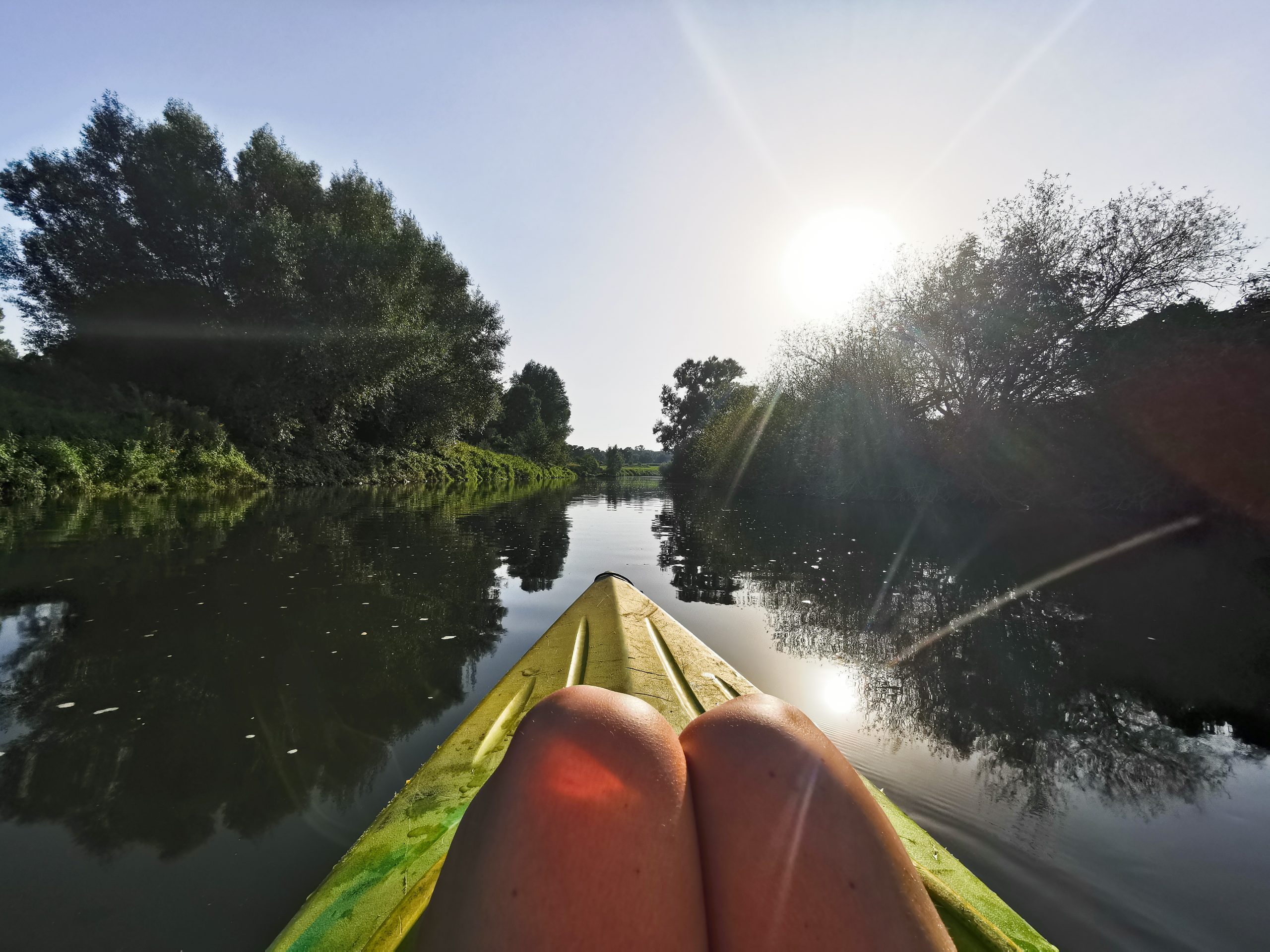 Das Foto zeigt Sandra beim Kajakfahren auf der Lippe bei ihrem Radurlaub auf der Römer-Lippe-Route