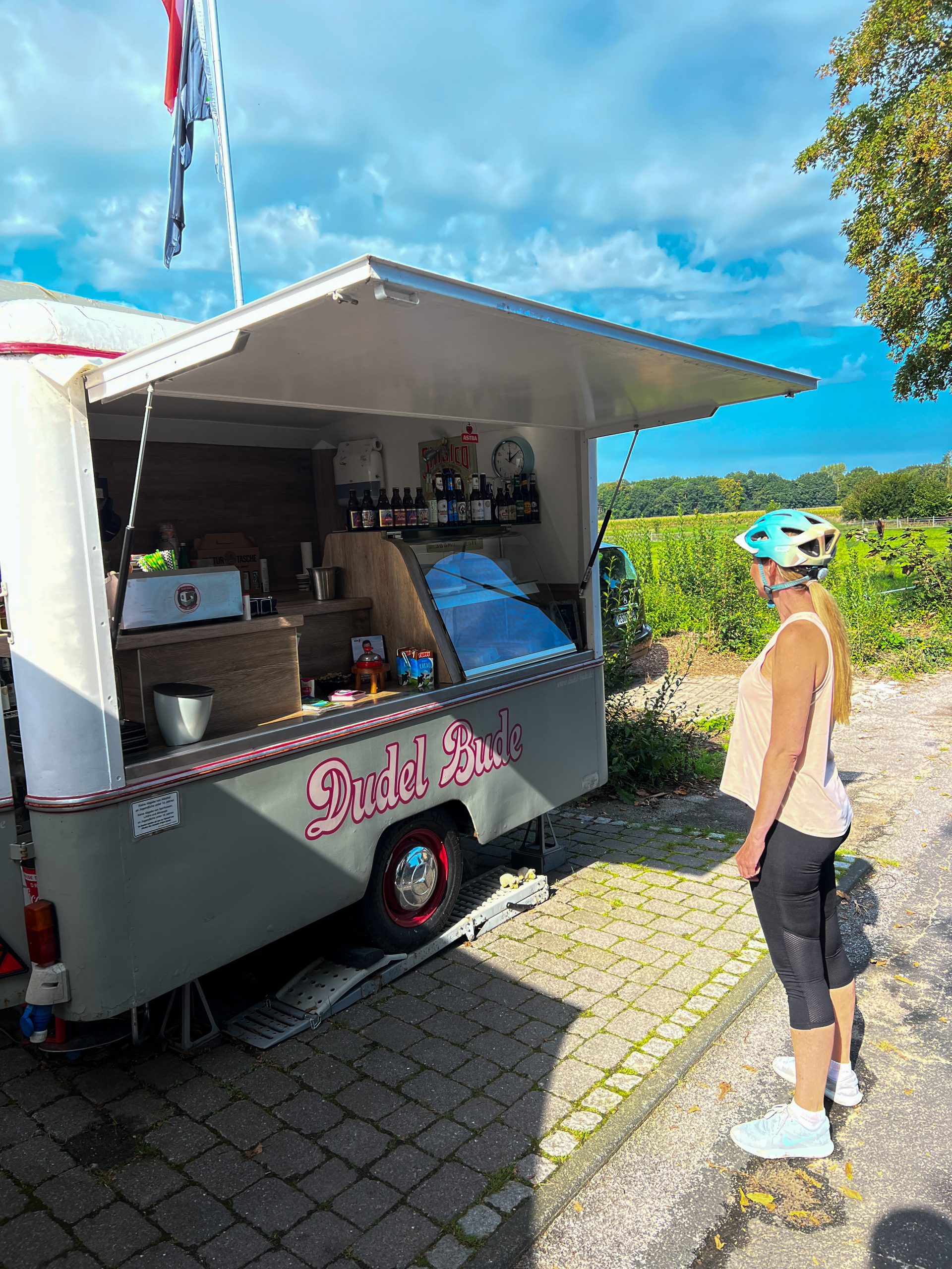 Das Foto zeigt Sandra an der Dudel Bude an der Römer-Lippe-Route