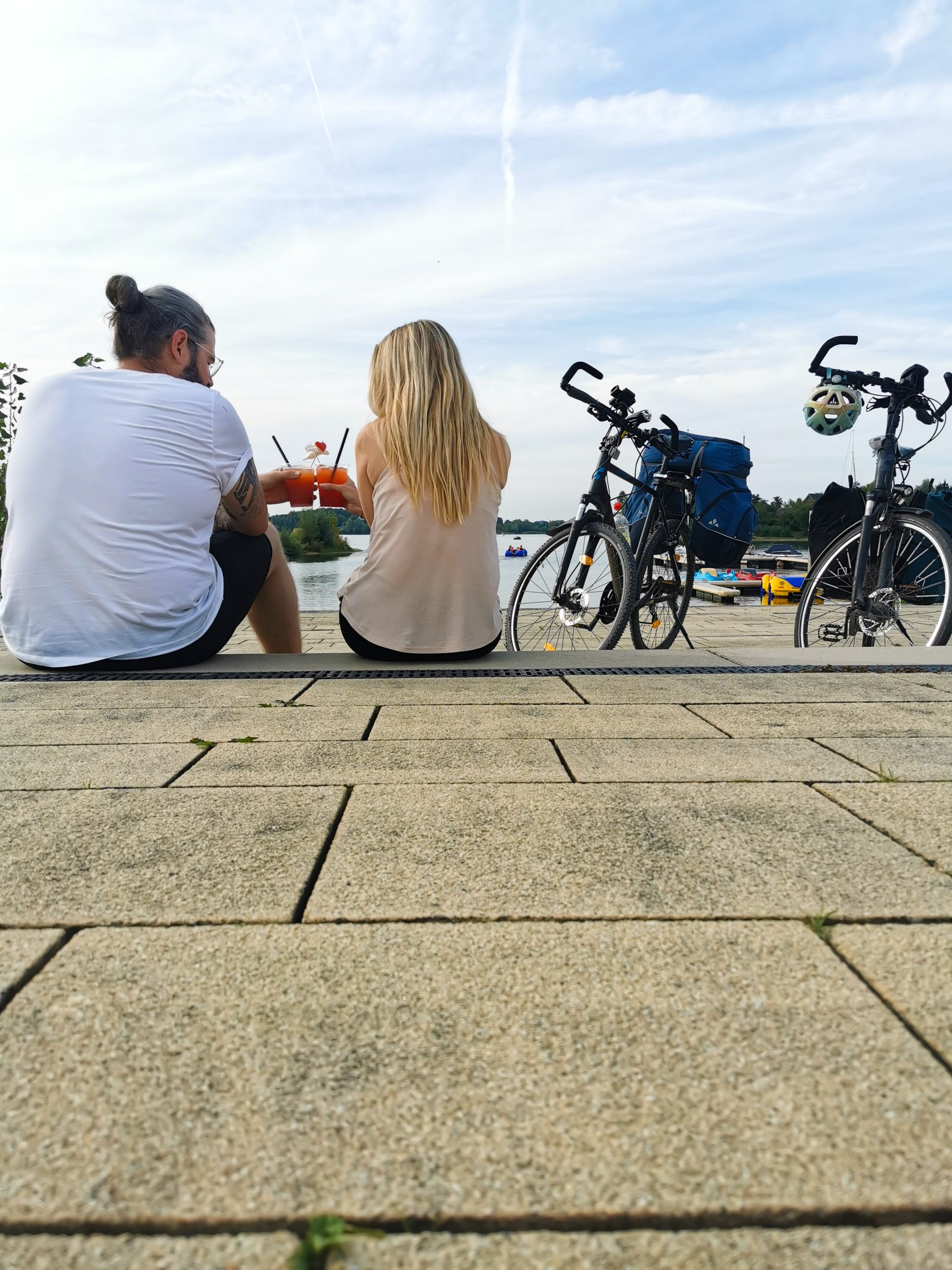 Das Foto zeigt Sandra am Plaza del Mar in Xantem an der Römer-Lippe-Route