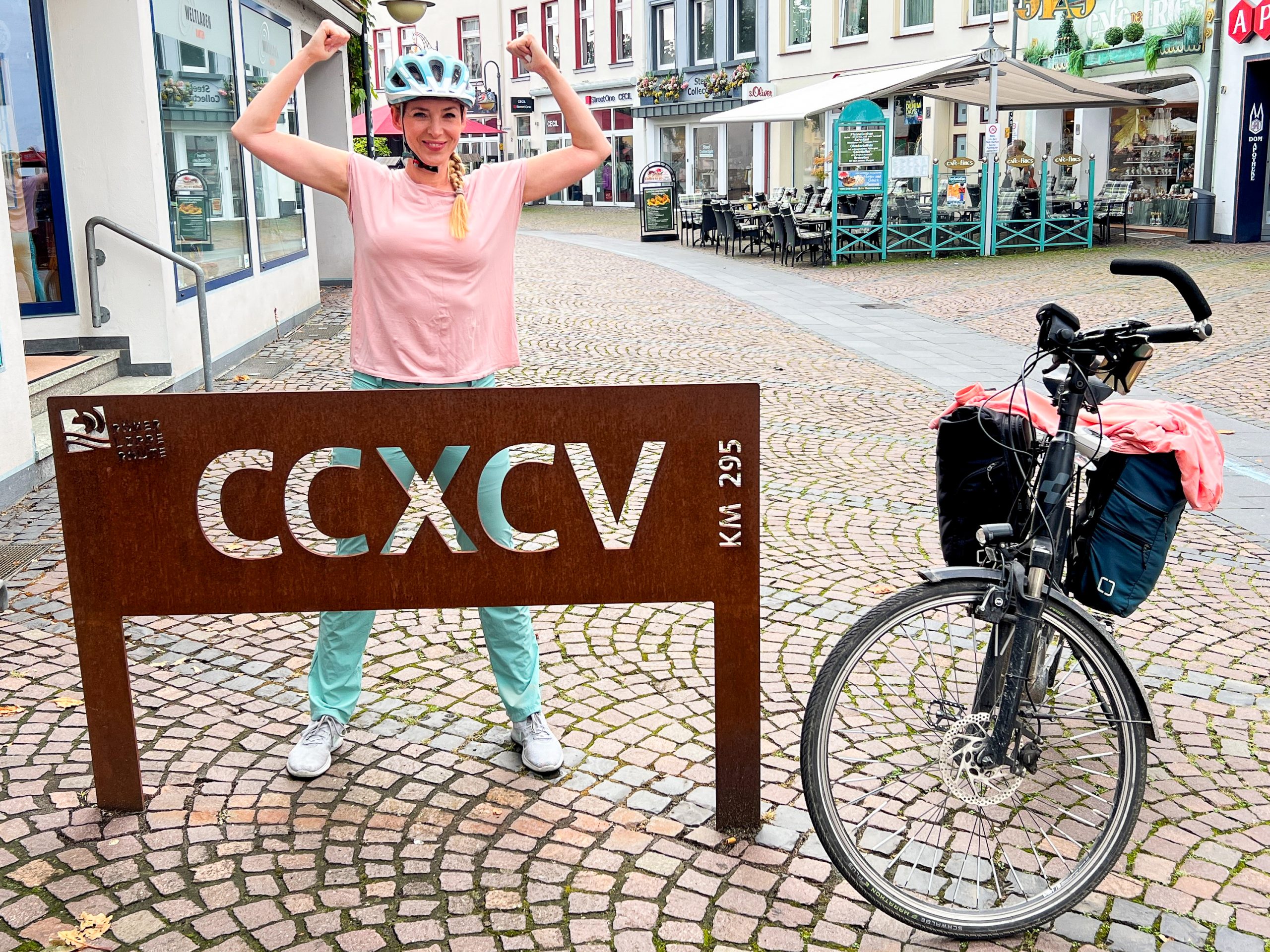 Das Foto zeigt Sandra an einer Kilometertafel am Ziel in Xanten an der Römer-Lippe-Route