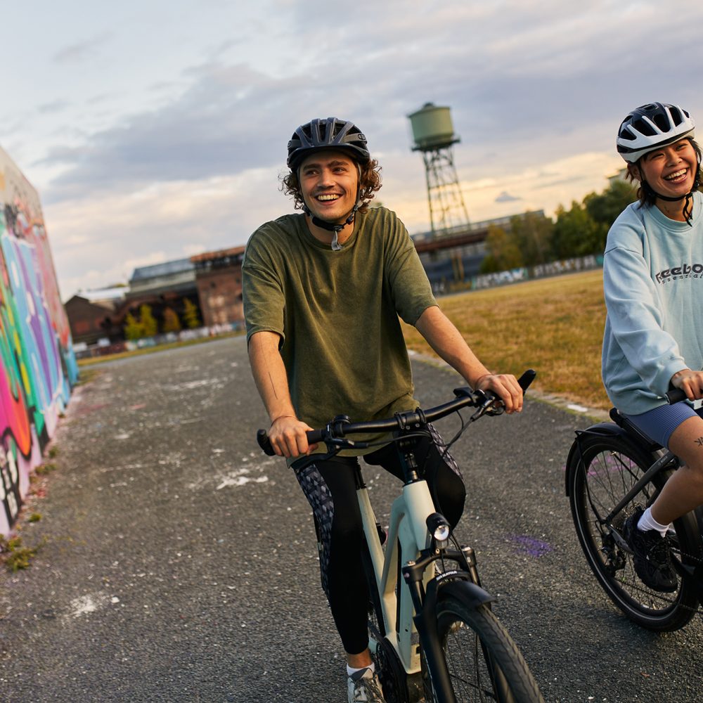 Das Foto zeigt zwei Radfahrer im Westpark an der Jahrhunderthalle Bochum