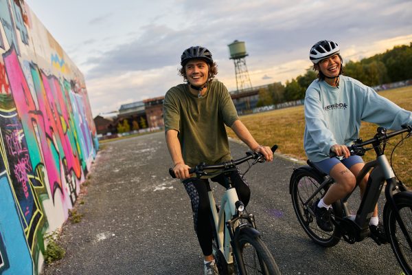 Das Foto zeigt zwei Radfahrer im Westpark an der Jahrhunderthalle Bochum