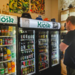 Das Foto zeigt Lukas bei der Tag der Trinkhallen Radtour am All in Kiosk in Bochum