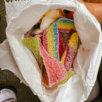 Das Foto zeigt eine gemischte Tüte bei einer Tag der Trinkhallen Radtour in Bochum an der Alsen Bude