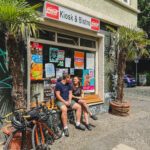 Das Foto zeigt Evelyn und Lukas bei ihrer Tag der Trinkhallen Radtour an der Alsenbude in Bochum