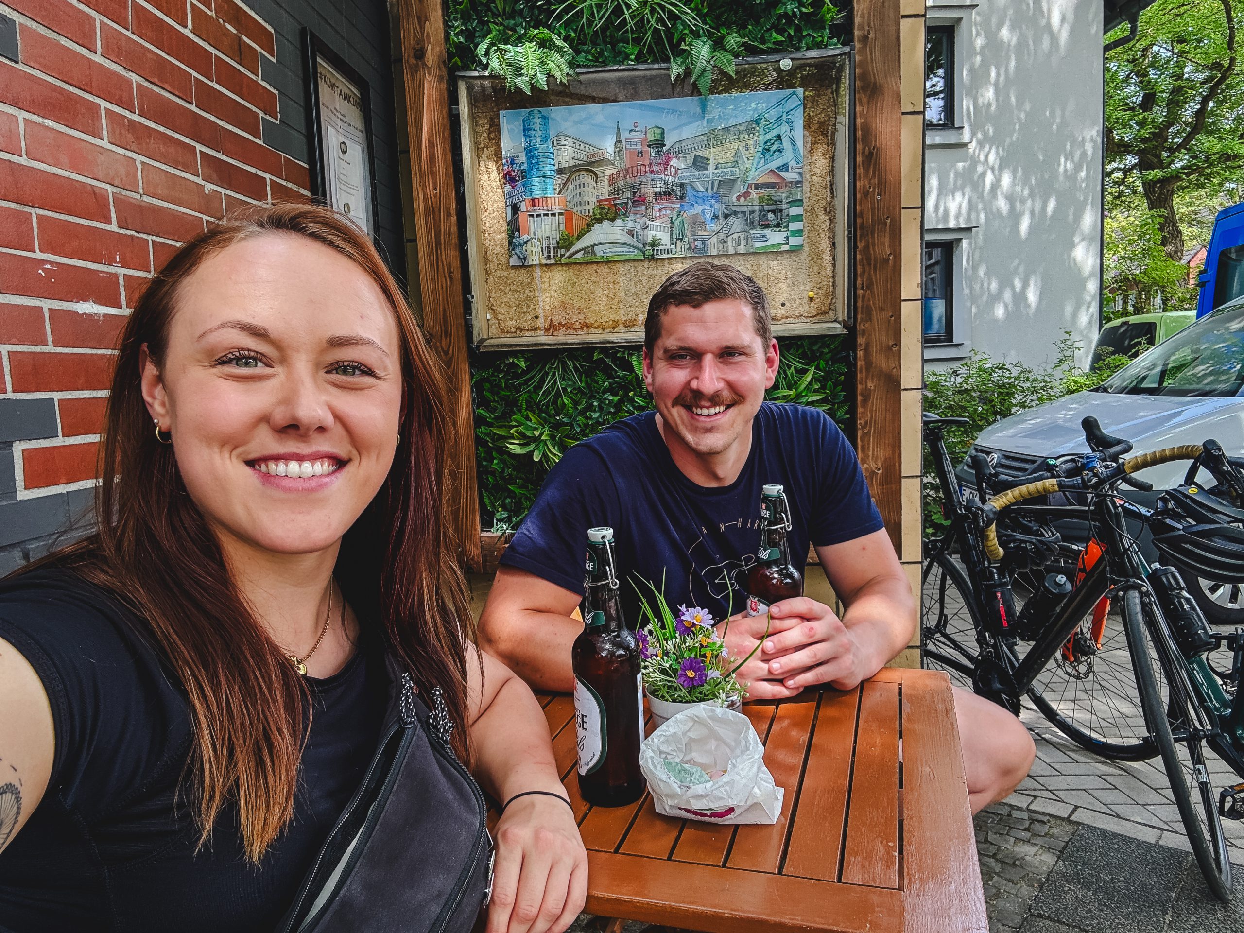 Das Foto zeigt Evelyn und Lukas am Glück auf Kiosk in Bochum bei ihrer Tag der Trinkhallen Radtour
