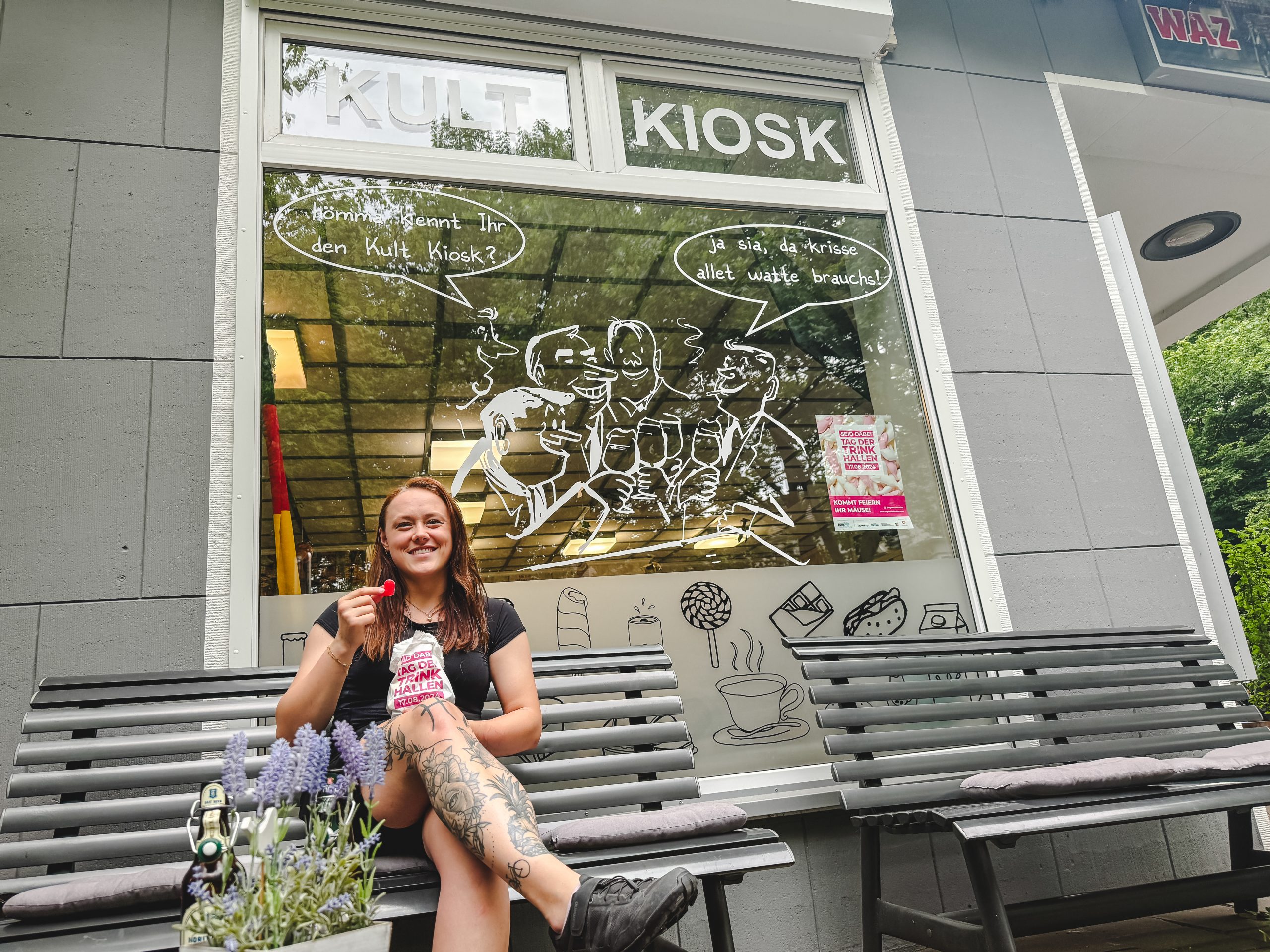 Das Foto zeigt Evelyn am Kult Kiosk in Bochum bei ihrer Tag der Trinkhallen Radtour