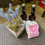 Das Foto zeigt Bier und eine gemischte Tüte am Kult Kiosk in Bochum bei einer Tag der Trinkhallen Radtour