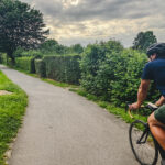Das Foto zeigt Lukas beim Radfahren auf einer Tag der Trinkhallen Radtour