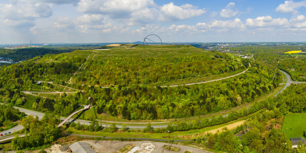 Das Bild zeigt die Halde Hoheward in Herten aus der Luft.