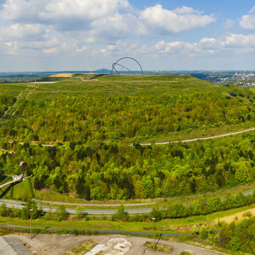 Das Bild zeigt die Halde Hoheward in Herten aus der Luft.